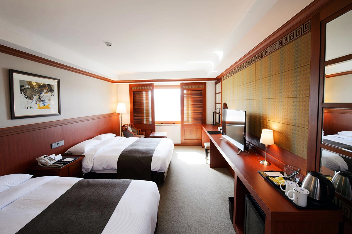  Commodore Hotel 