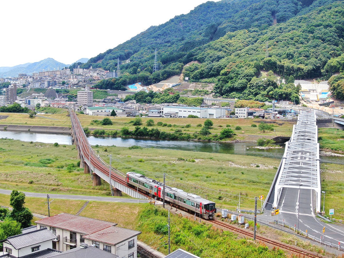 รถไฟท้องถิ่น ฮิโรชิมา ประเทศญี่ปุ่น