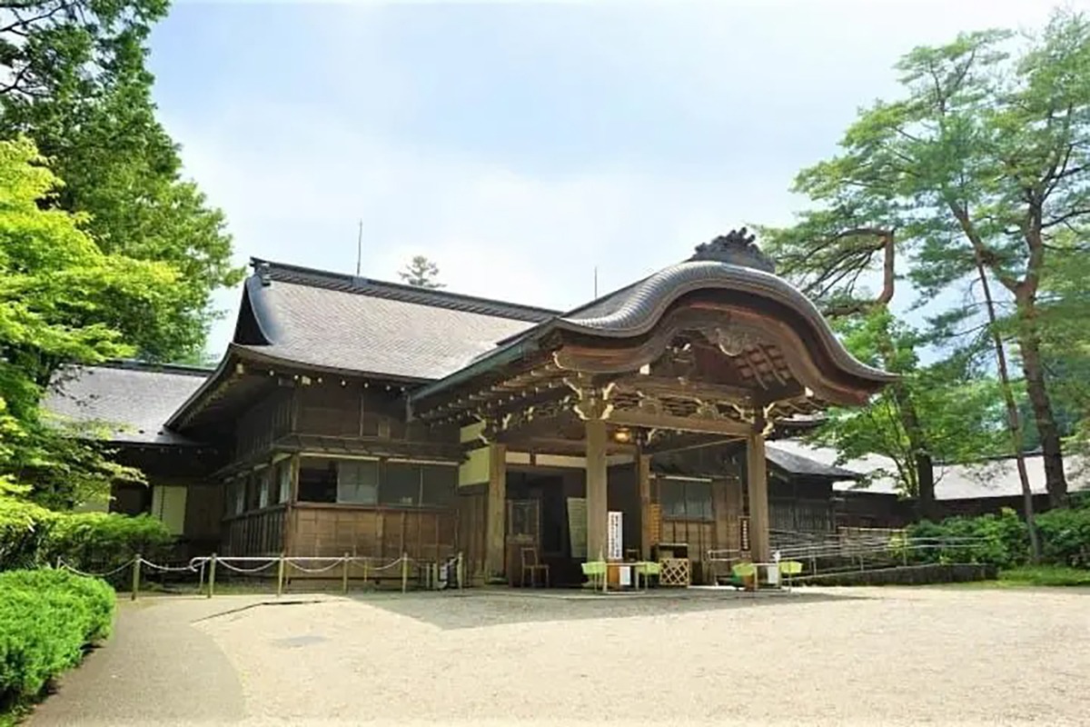 Imperial Culture and Nature at Tamozawa Imperial Villa Memorial Park