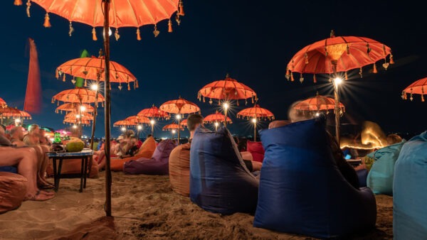 Les meilleurs clubs de plage de Bali : Vue sur le coucher de soleil et ambiance de fête