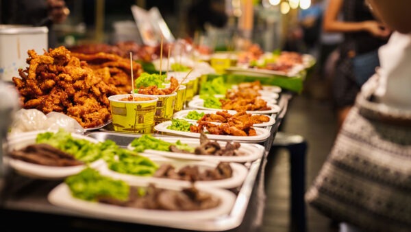 Chợ đêm ở Bangkok: Hướng dẫn ăn uống sau khi trời tối cho người yêu ẩm thực