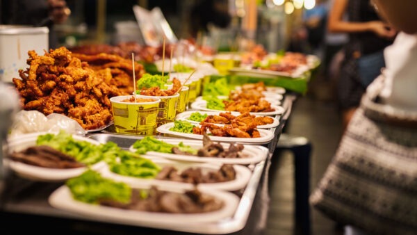 Les marchés nocturnes de Bangkok : Un guide gastronomique pour les repas après la tombée de la nuit