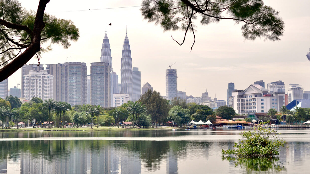 Die künstlerische Seele von Kuala Lumpur entdecken: Galerien und Straßenkunst background image