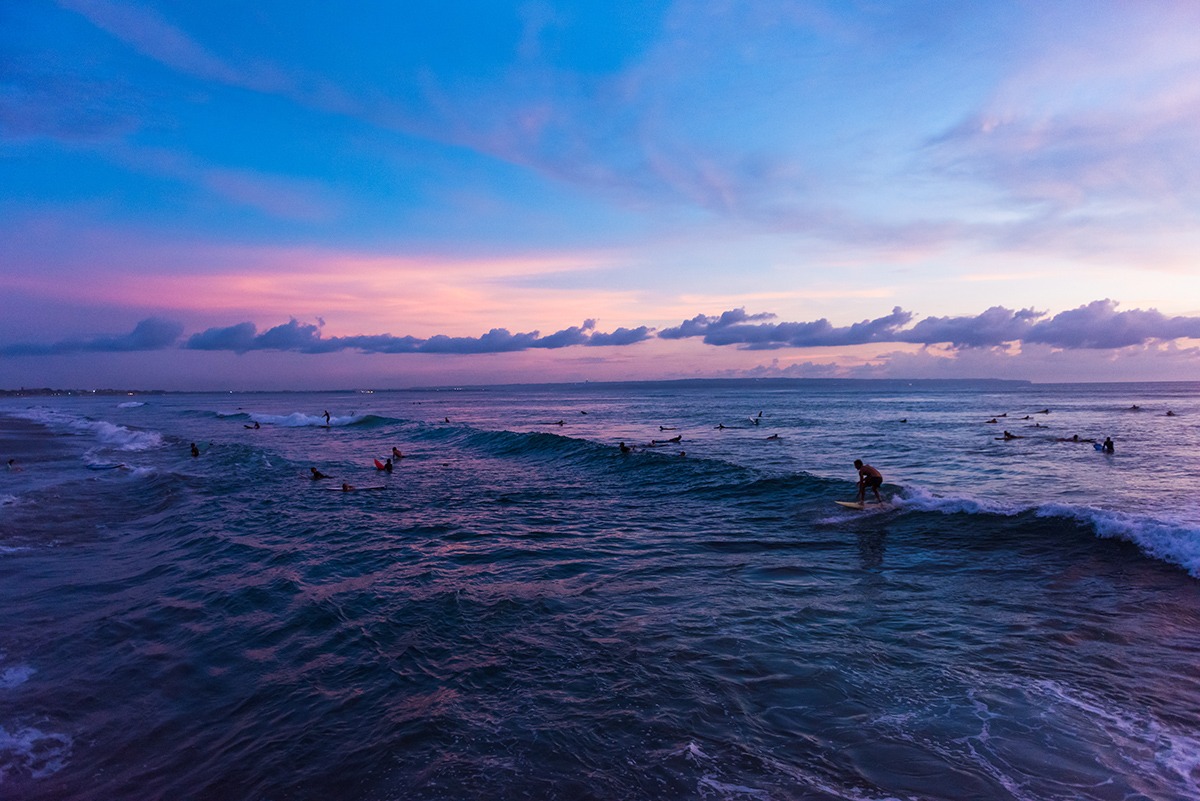 Câu lạc bộ bãi biển hàng đầu Bali Cảnh hoàng hôn Bữa tiệc Vibes The Lawn Canggu