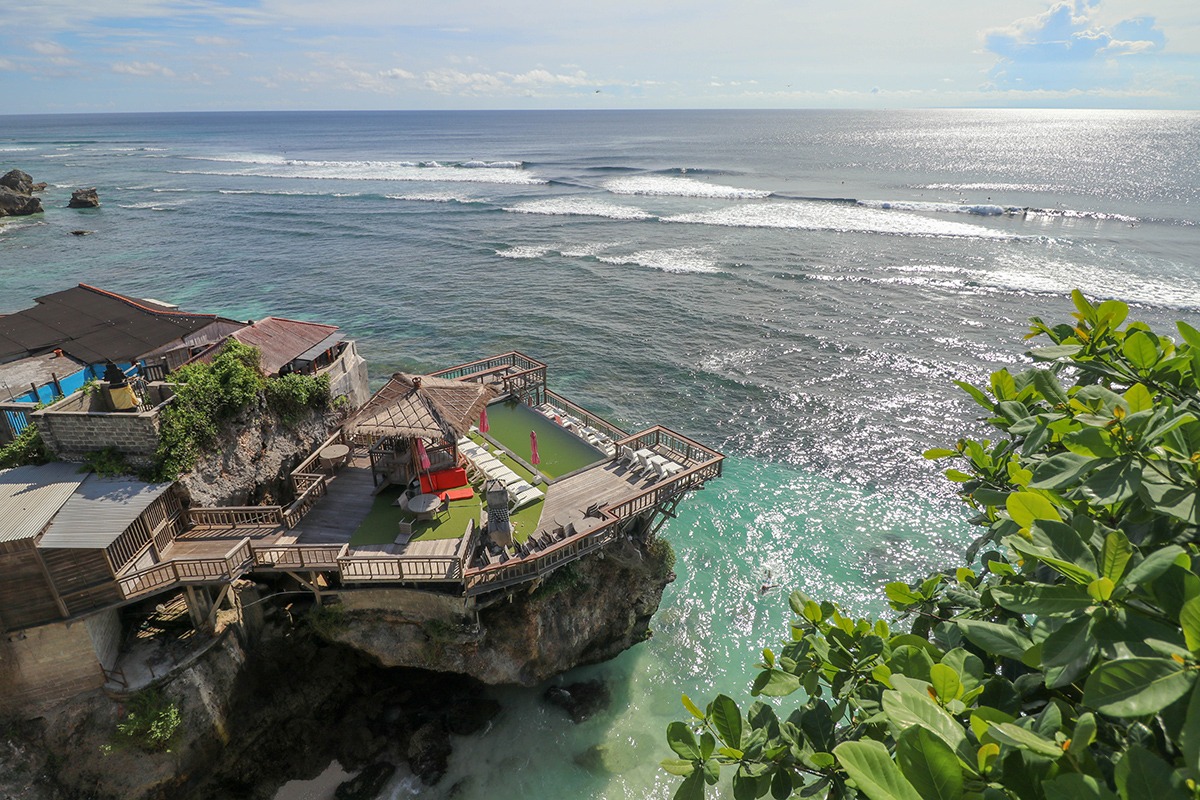 Klub Pantai Terbaik di Bali dengan Pemandangan Matahari Terbenam Suasana Pesta di Klub Pantai Uluwatu