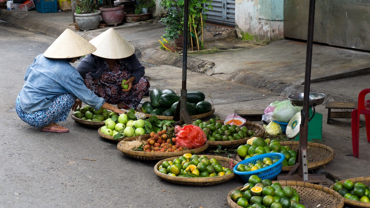 Vietnamesische Verkäufer verkaufen Obst und Gemüse auf dem Markt von Nha Trang,