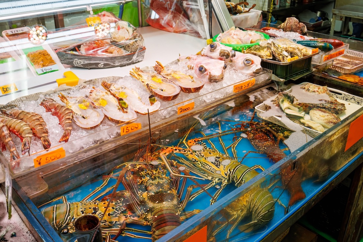 Kios makanan laut di pasar Makishi