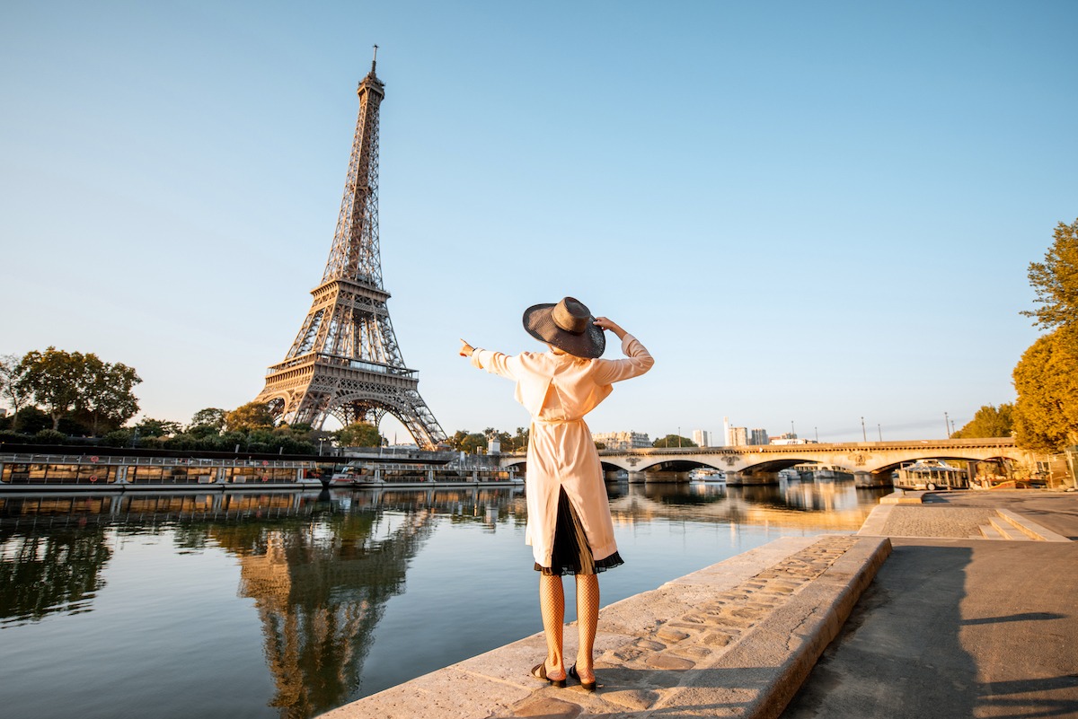 파리의 여성 관광객