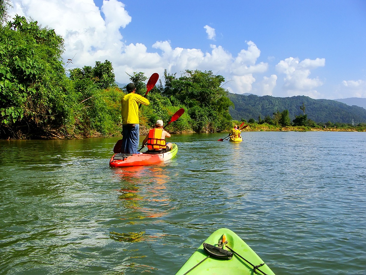 ทริปเดินป่าในลาว-ความปลอดภัยในการพายเรือคายัค ทริปเดินป่าในลาว-ความปลอดภัยในการพายเรือคายัค
