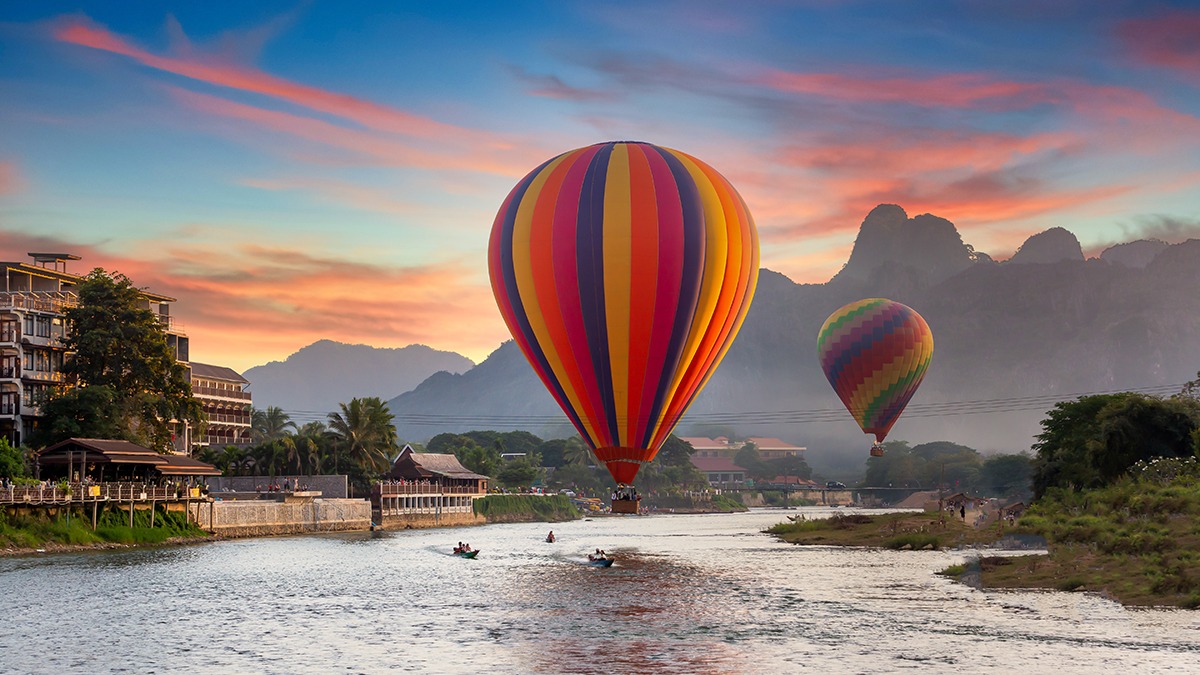 熱気球、バンビエンのナムソン川、ラオス