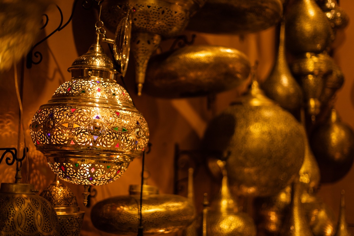 أضواء مغربية تقليدية تذكارية في أبو ظبي، الإمارات العربية المتحدة