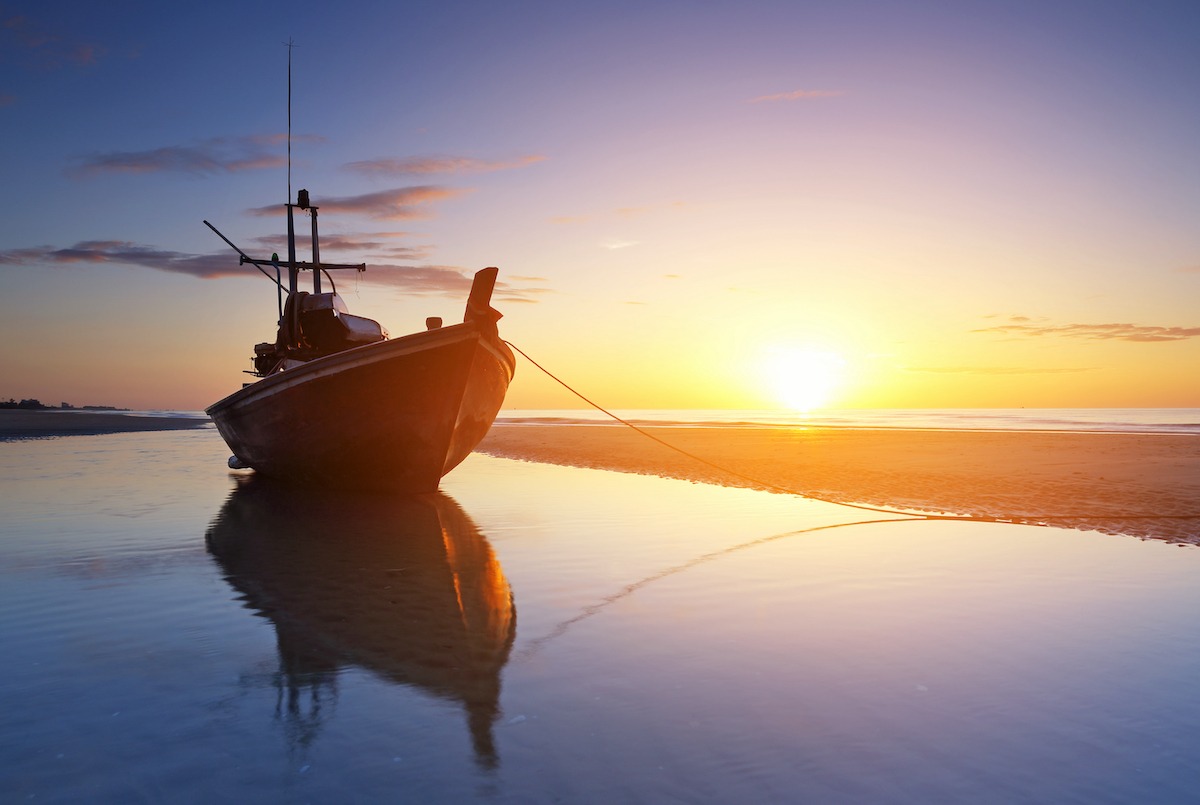 Fischerboot am Strand von Cha am