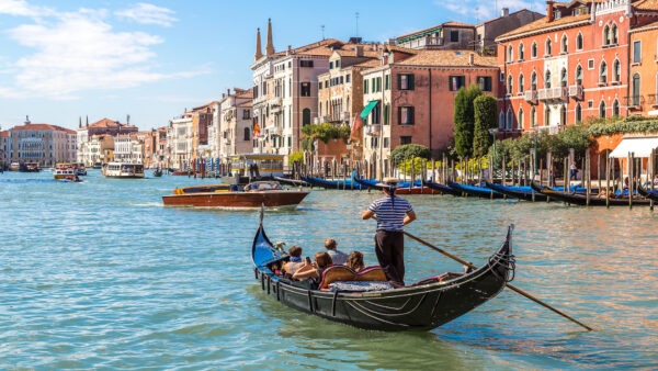 رحلة الجندول عبر التاريخ: تجربة الممرات المائية الشهيرة في البندقية