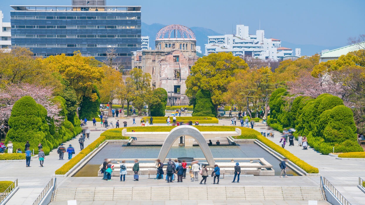 Das Vermächtnis von Hiroshima erforschen: Eine Reise durch den Peace Memorial Park background image
