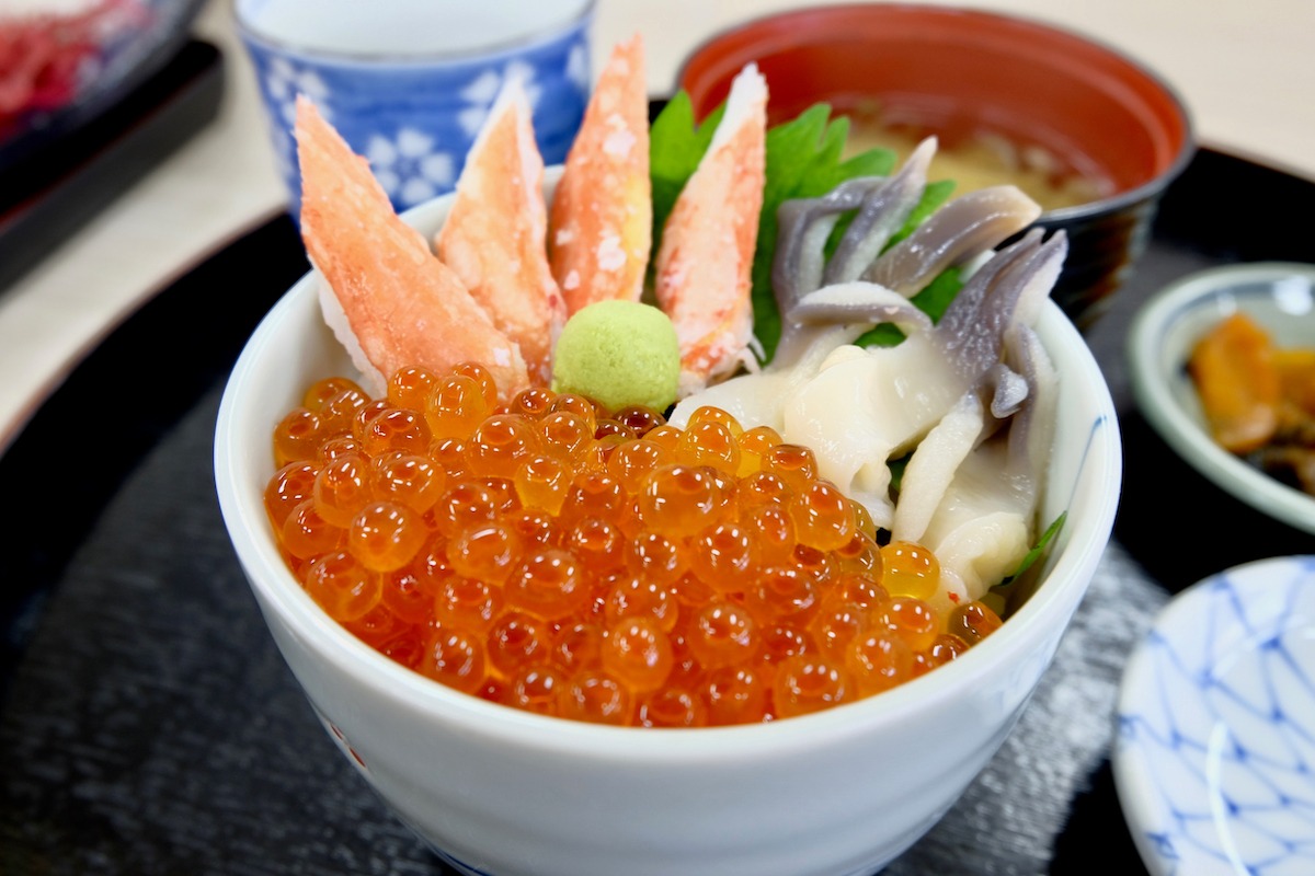 Japanische Reisschüssel mit Meeresfrüchten