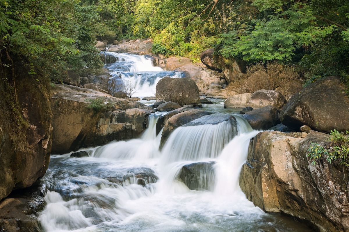 Chute d'eau pittoresque de Nang Rong