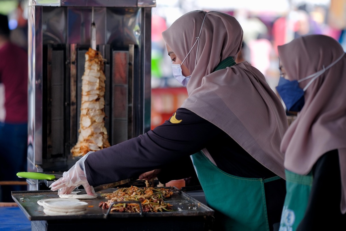 Jajanan kaki lima lokal di Kuantan, Malaysia