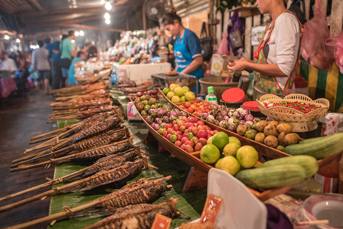 Thức ăn đường phố tại chợ địa phương, Luông Pha Băng, Lào