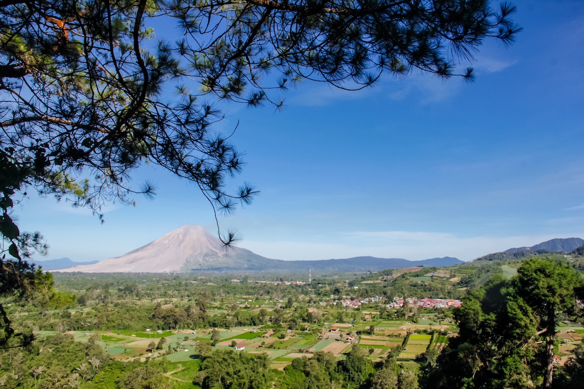 Vue du mont Sinabung depuis la colline de Gundaling