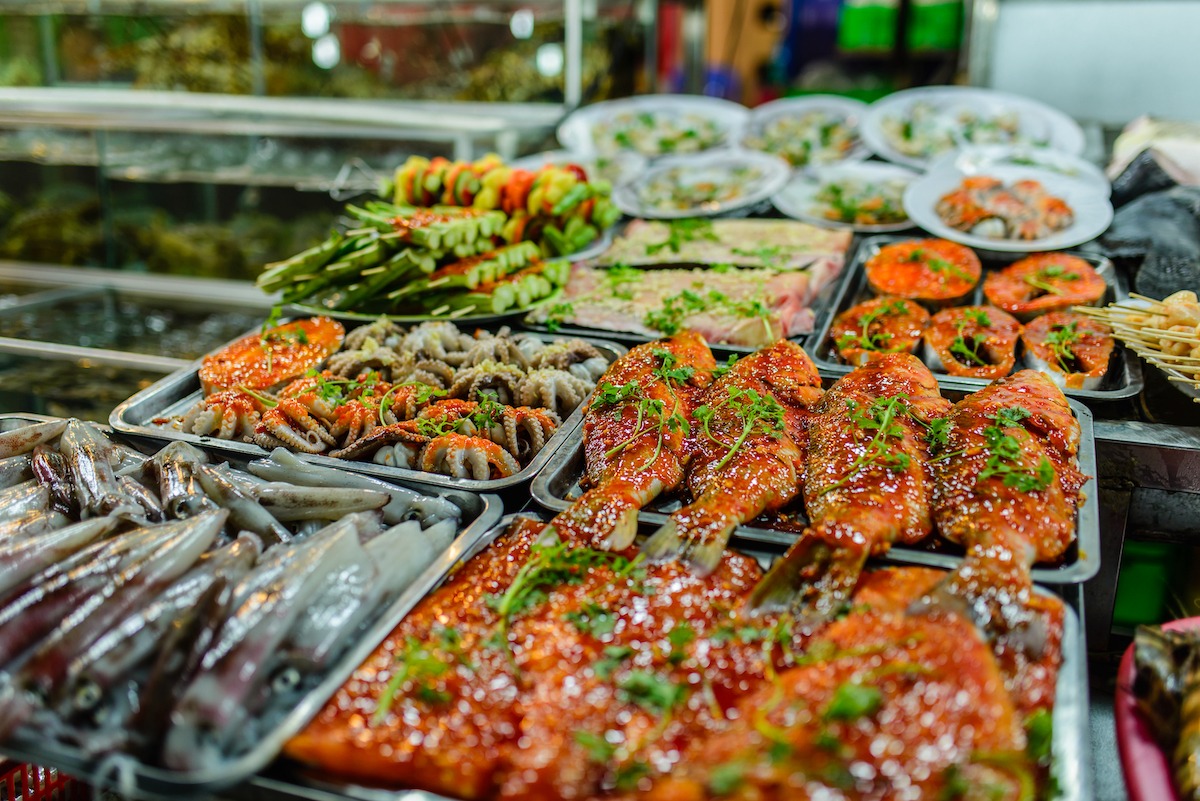 อาหารทะเลในตลาดกลางคืนในเกาะฟู้โกว๊ก