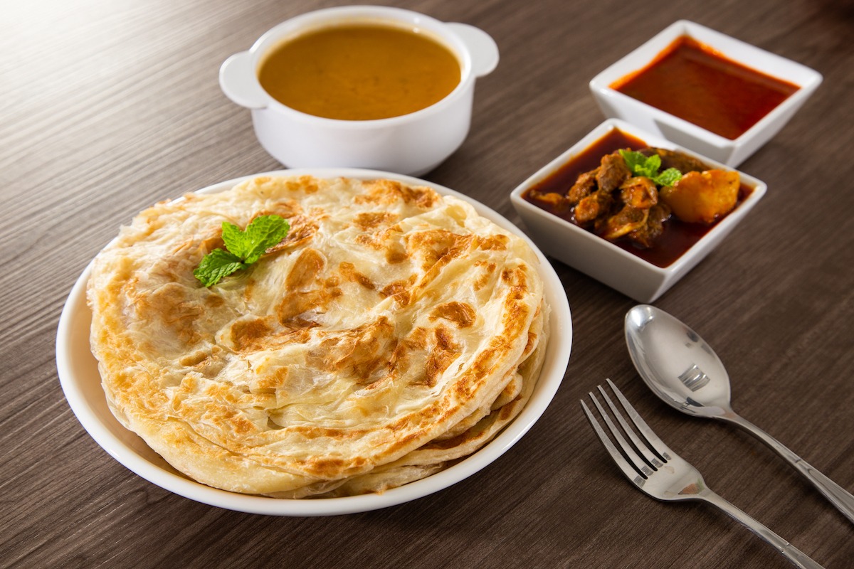 Roti Parata atau Roti canai dengan saus kari domba