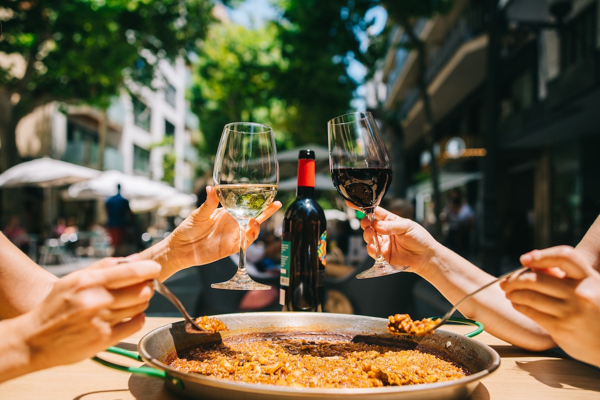Spanische Paella und Wein