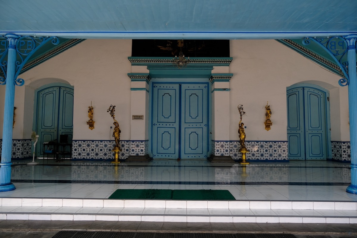 Pintu depan di Istana Solo, Indonesia