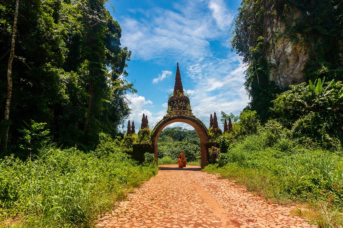 泰國南部的寺廟在素叻他尼Khao Na Nai Luang佛法公園