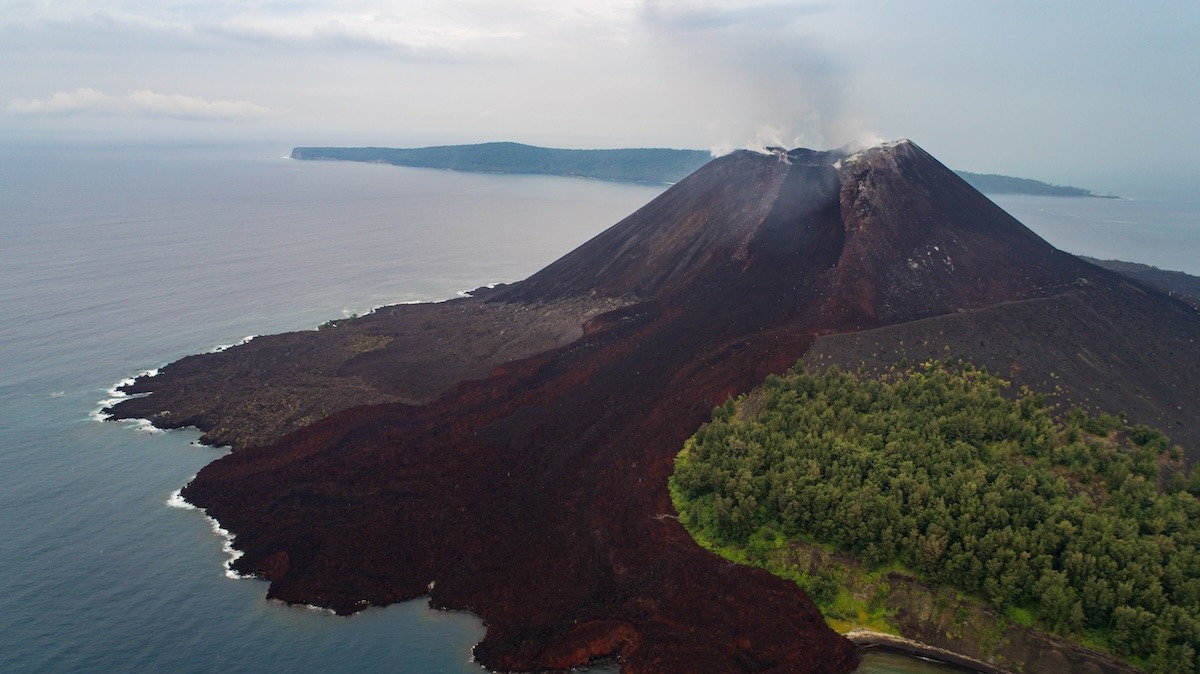 ภาพถ่ายทางอากาศของภูเขาไฟ Krakatoa ประเทศอินโดนีเซีย
