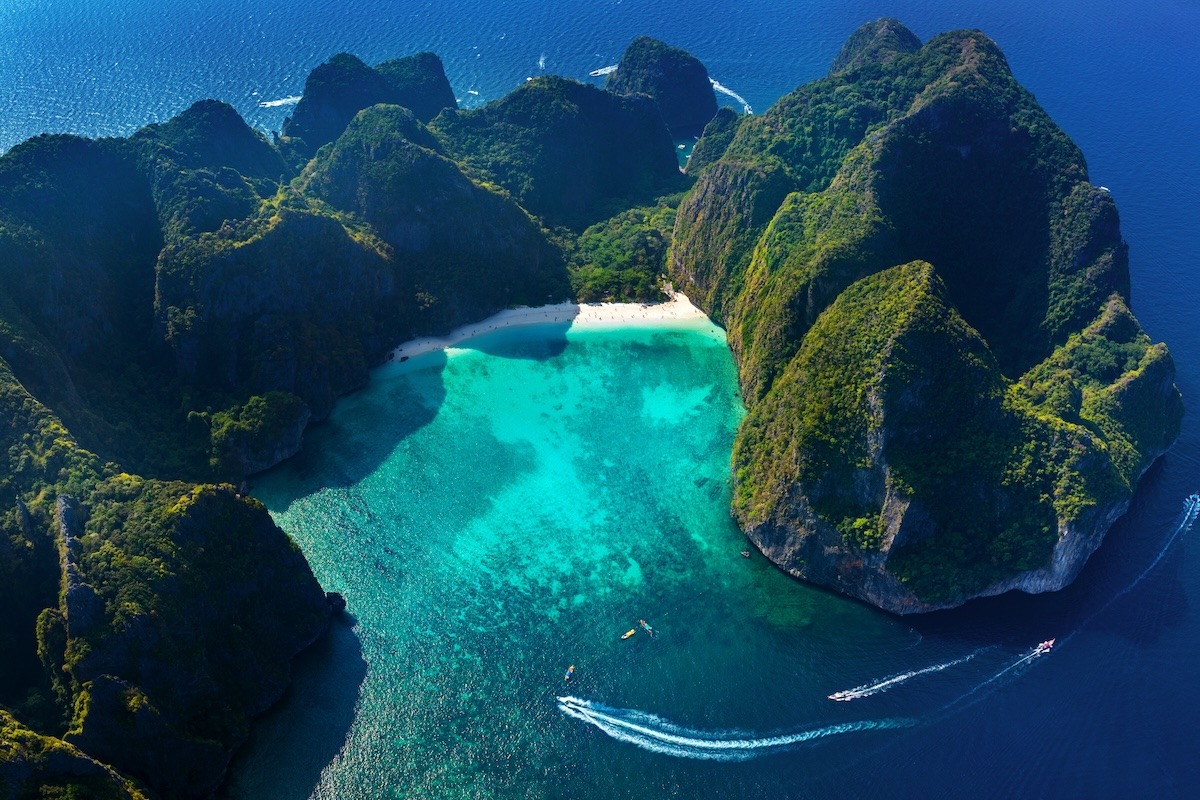 Vue aérienne de la baie de Maya sur l'île de Phi phi, Thaïlande