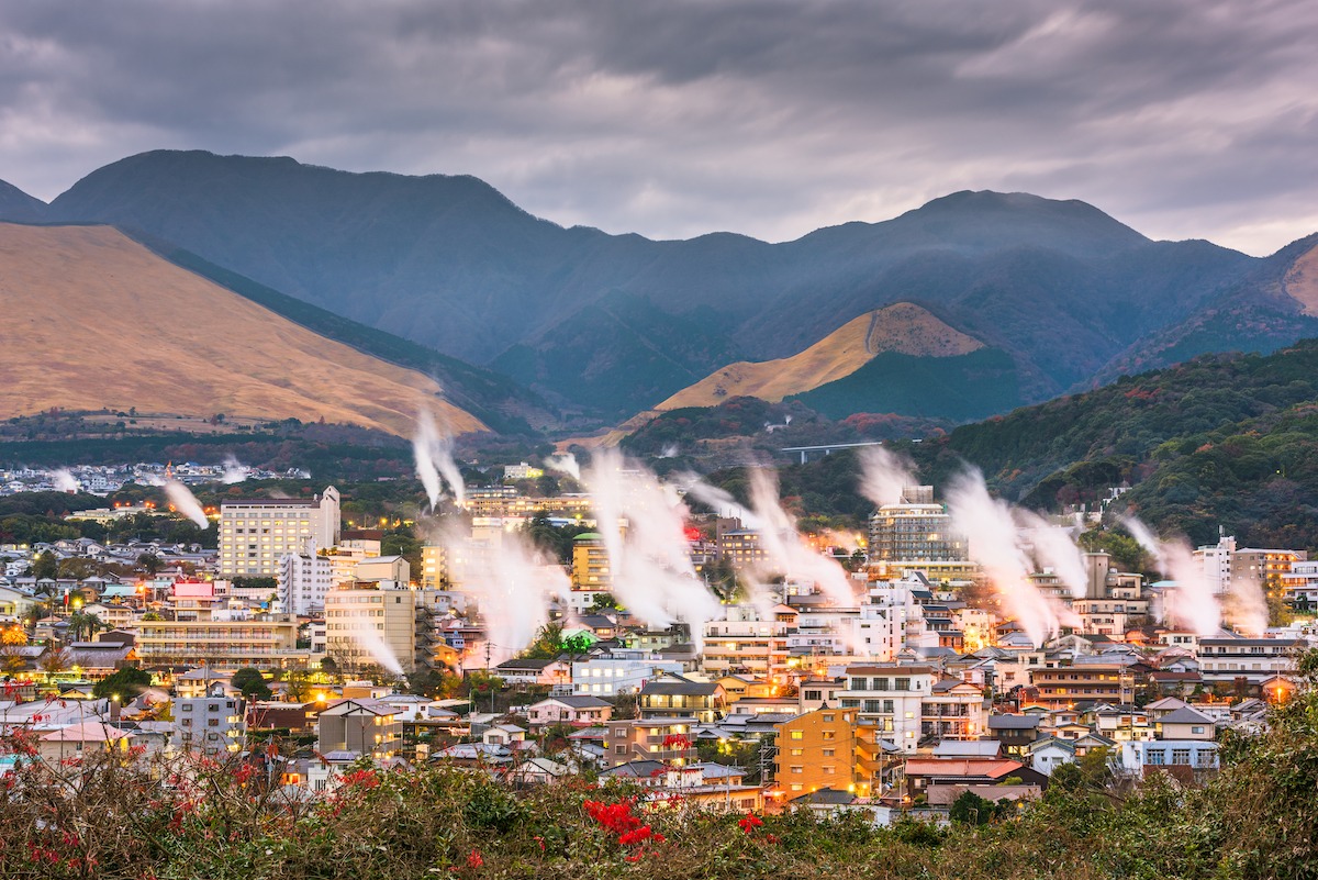 Das Stadtbild von Beppu mit den Badehäusern der heißen Quellen bei Nacht