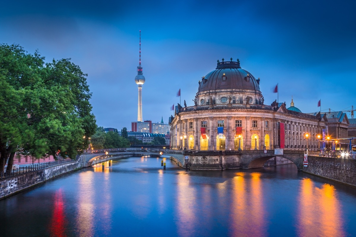 Pulau Muzium dengan menara TV dan sungai Spree, Berlin, Jerman