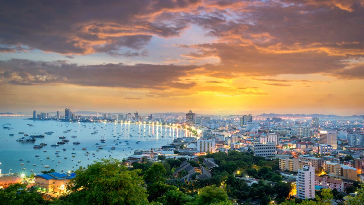แพลนเที่ยวชลบุรี 3 วัน: เที่ยวชมธรรมชาติและชายหาดสวยงาม background image
