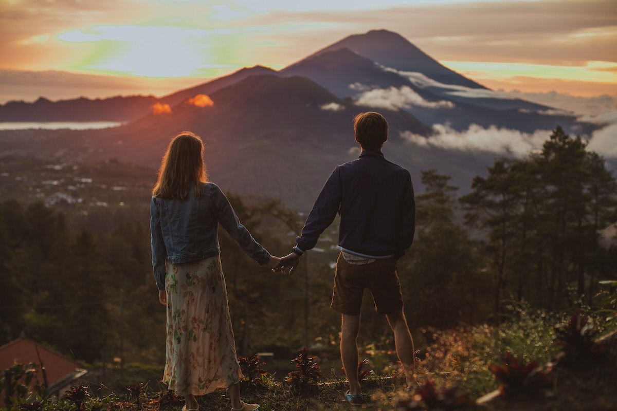 Couples au Mont Batur, Bali, Indonésie