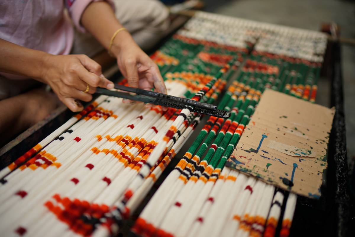 Fabrication de tissu Tajung à Palembang, Indonésie
