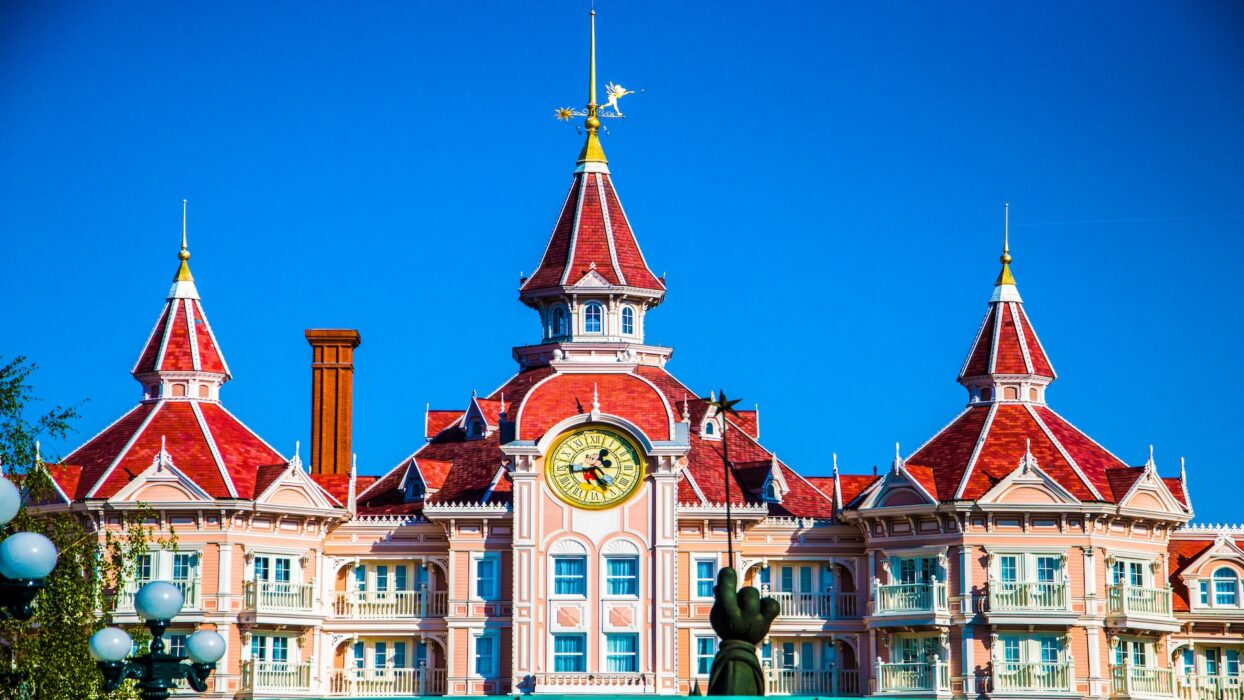 在巴黎迪士尼乐园再次坠入爱河 background image
