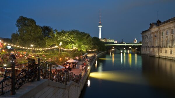 الكشف عن الحياة الليلية في برلين: عالم من الاحتمالات اللانهائية