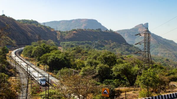 Bắt đầu cuộc hành trình với Vande Bharat Express: Phục hưng đường sắt của Ấn Độ