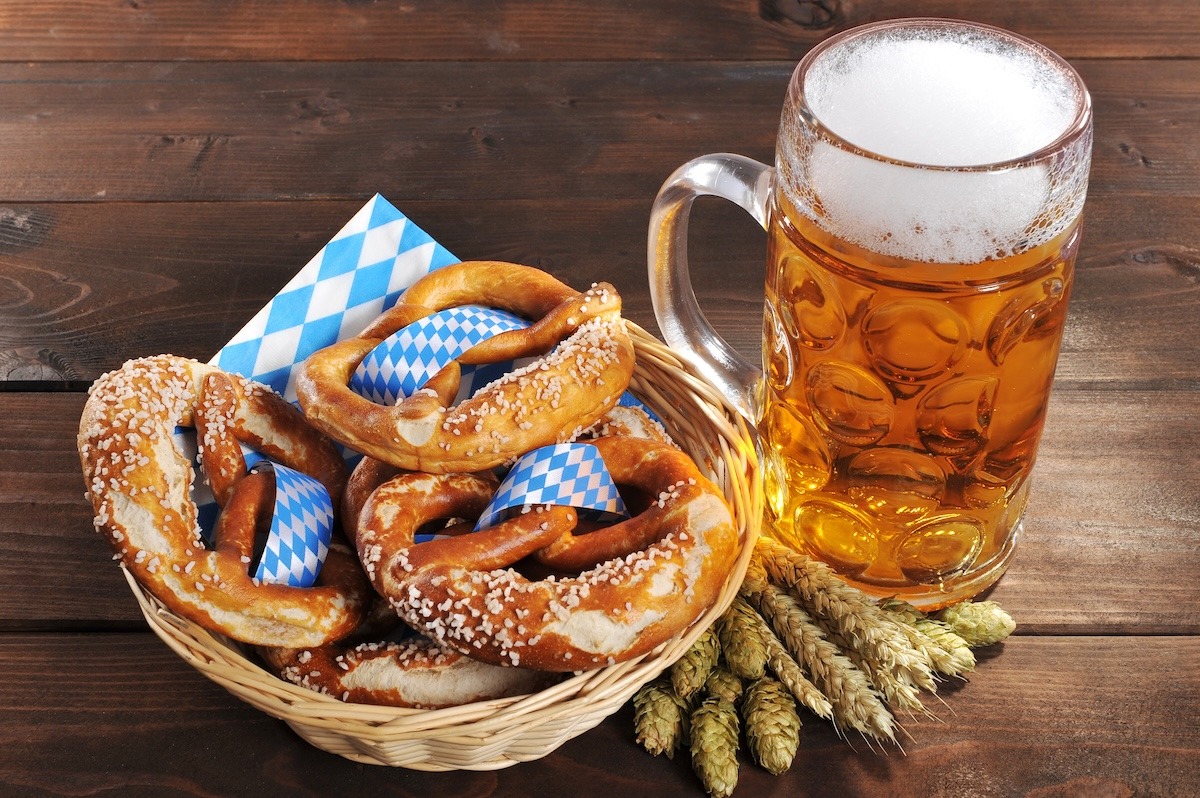 Bánh quy xoắn Đức và bia