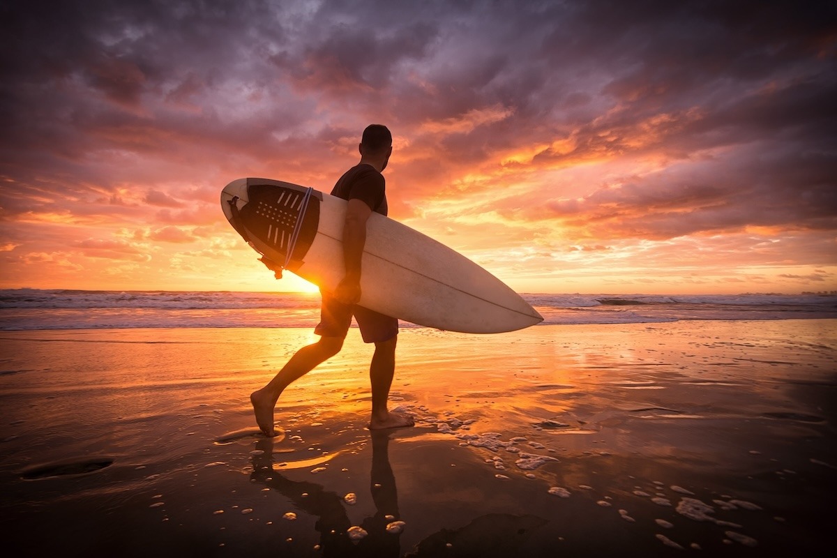 Un surfeur à la plage