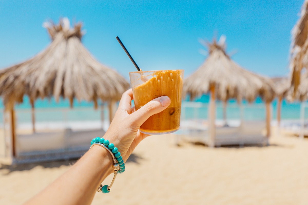 Café glacé à la plage