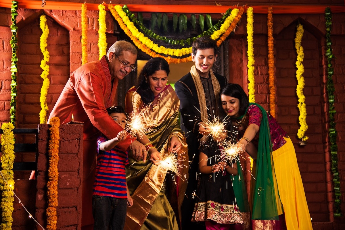 Gia đình Ấn Độ kỷ niệm Diwali