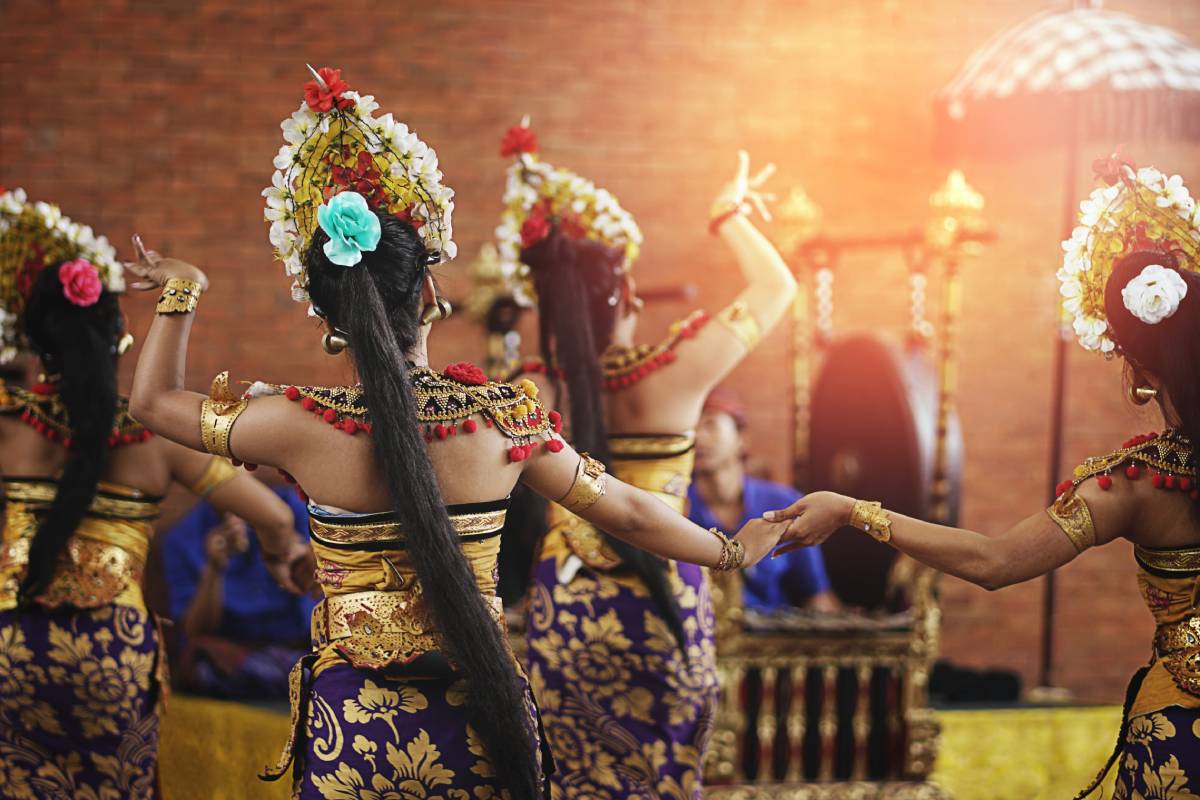 การเต้นรำแบบดั้งเดิม อินโดนีเซีย