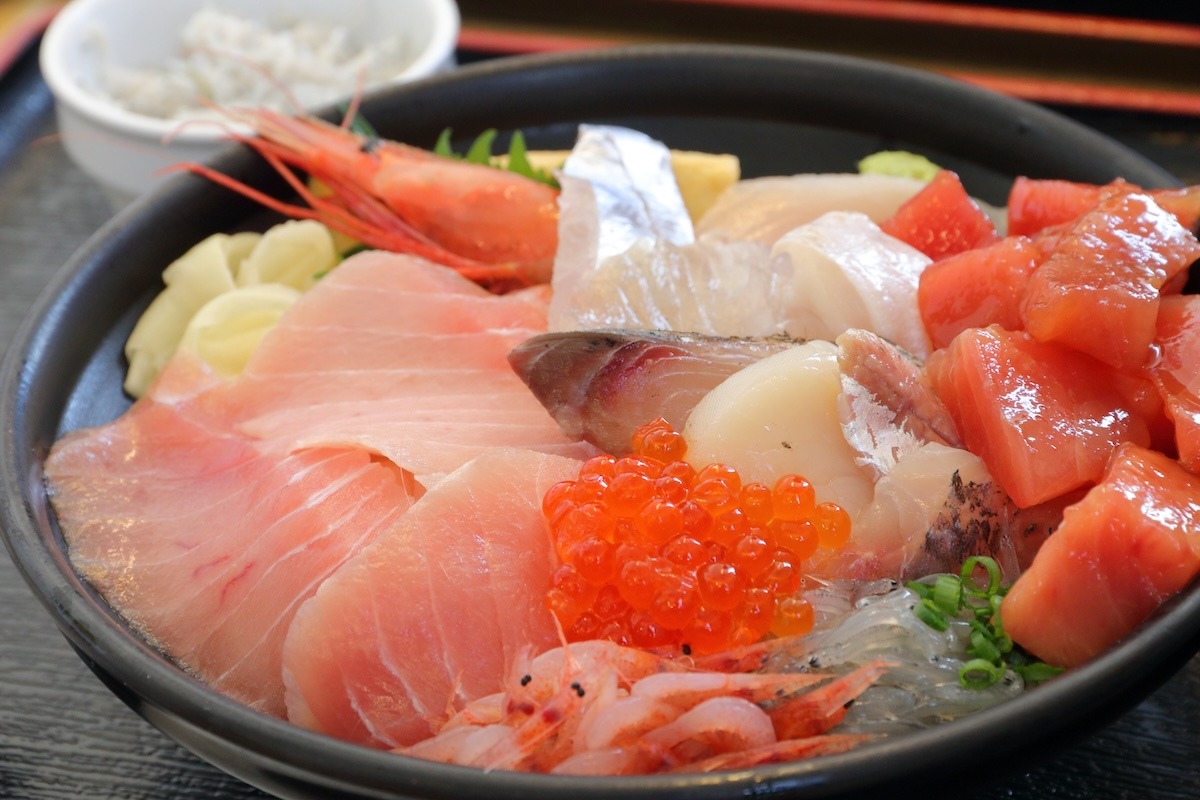 일본 시즈오카 시미즈의 카이센 돈부리(해산물 덮밥)