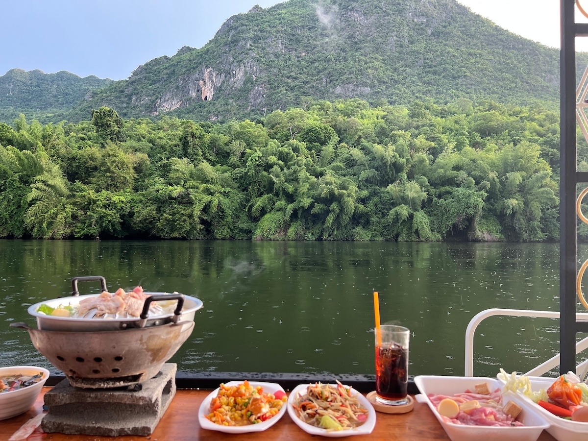 在桂河边用餐 在桂河边用餐