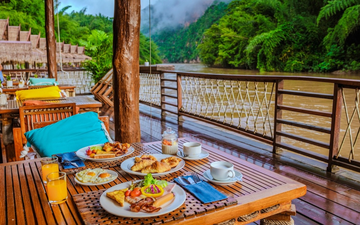 Petit-déjeuner au bord de la rivière Kwaï