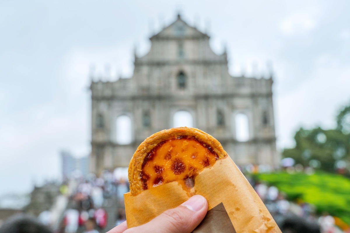 Kue tart telur dengan latar belakang reruntuhan St