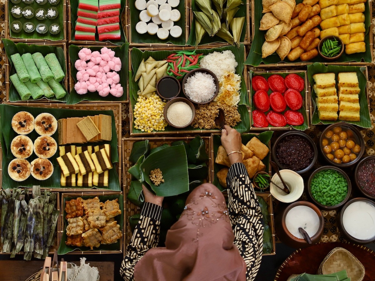 Kios pasar jajanan manis dan gurih tradisional Indonesia