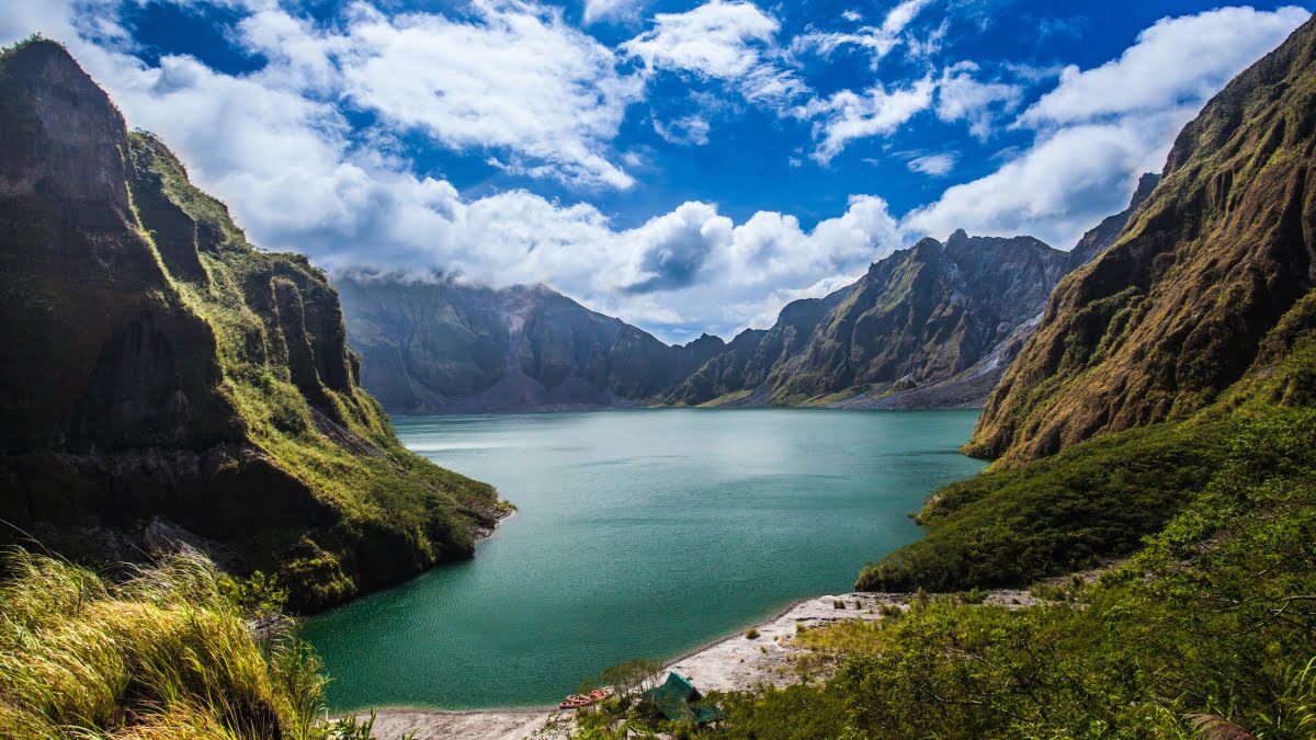 Manila day trips-Mount Pinatubo-Crater