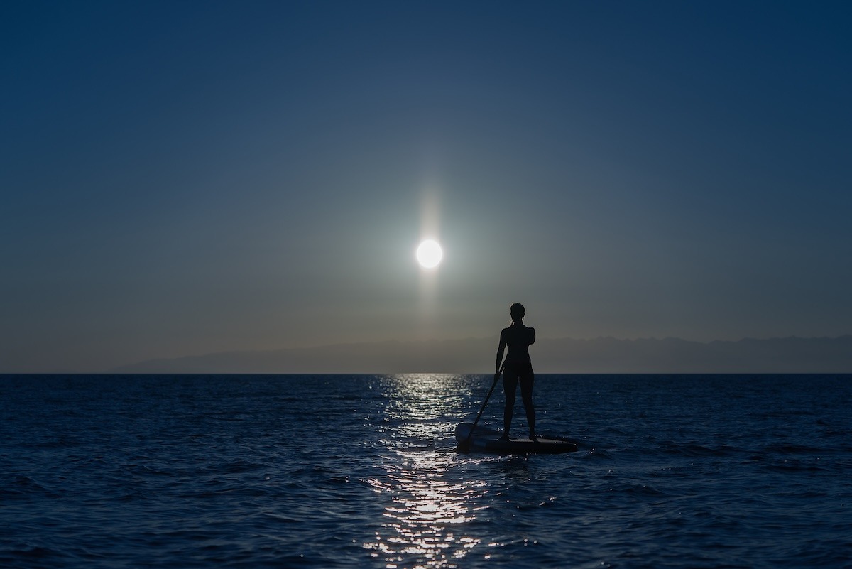 夜の海でサーフィン